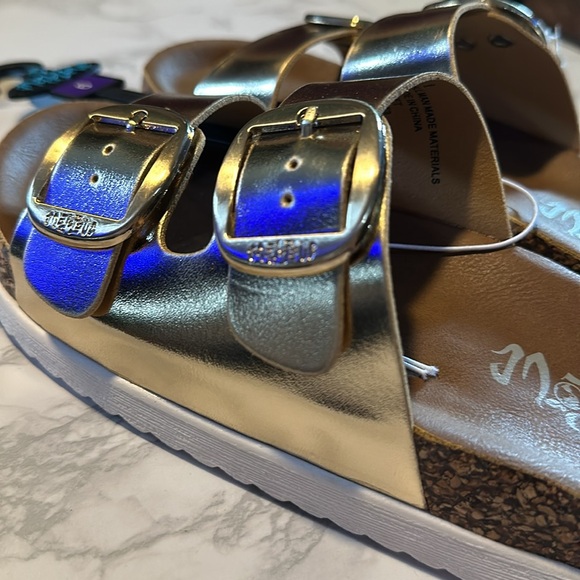 Mad Love Women’s Gold Sandals - Picture 4 of 6